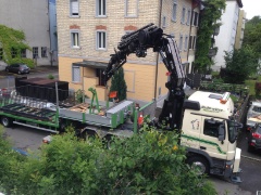 Lastwagen bringt fertigen Balkon zur Montage auf die Baustelle