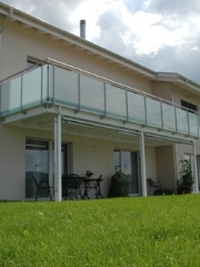Balkon mit Geländer mit Verbundsicherheitsgläser / Wassermatt Q Folie